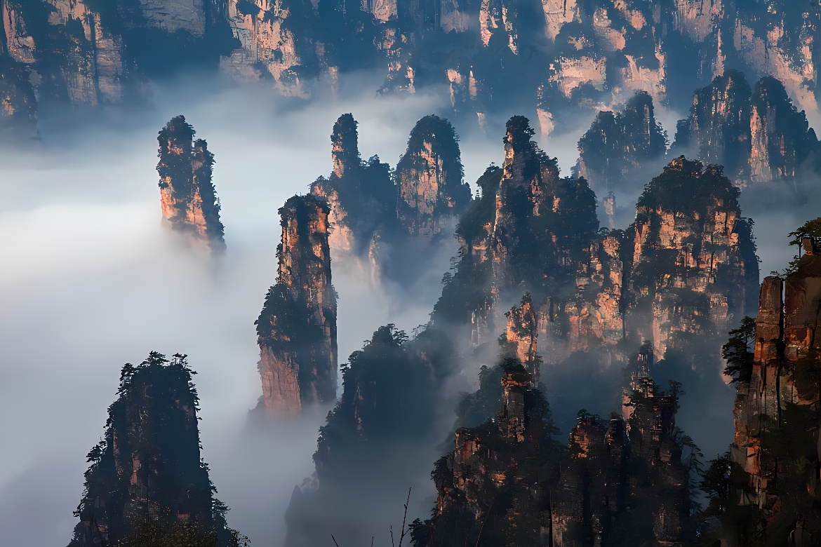 这是一张张家界国家森林公园的照片，照片展示了雾气缭绕中的奇特山峰，景色神秘而壮观。