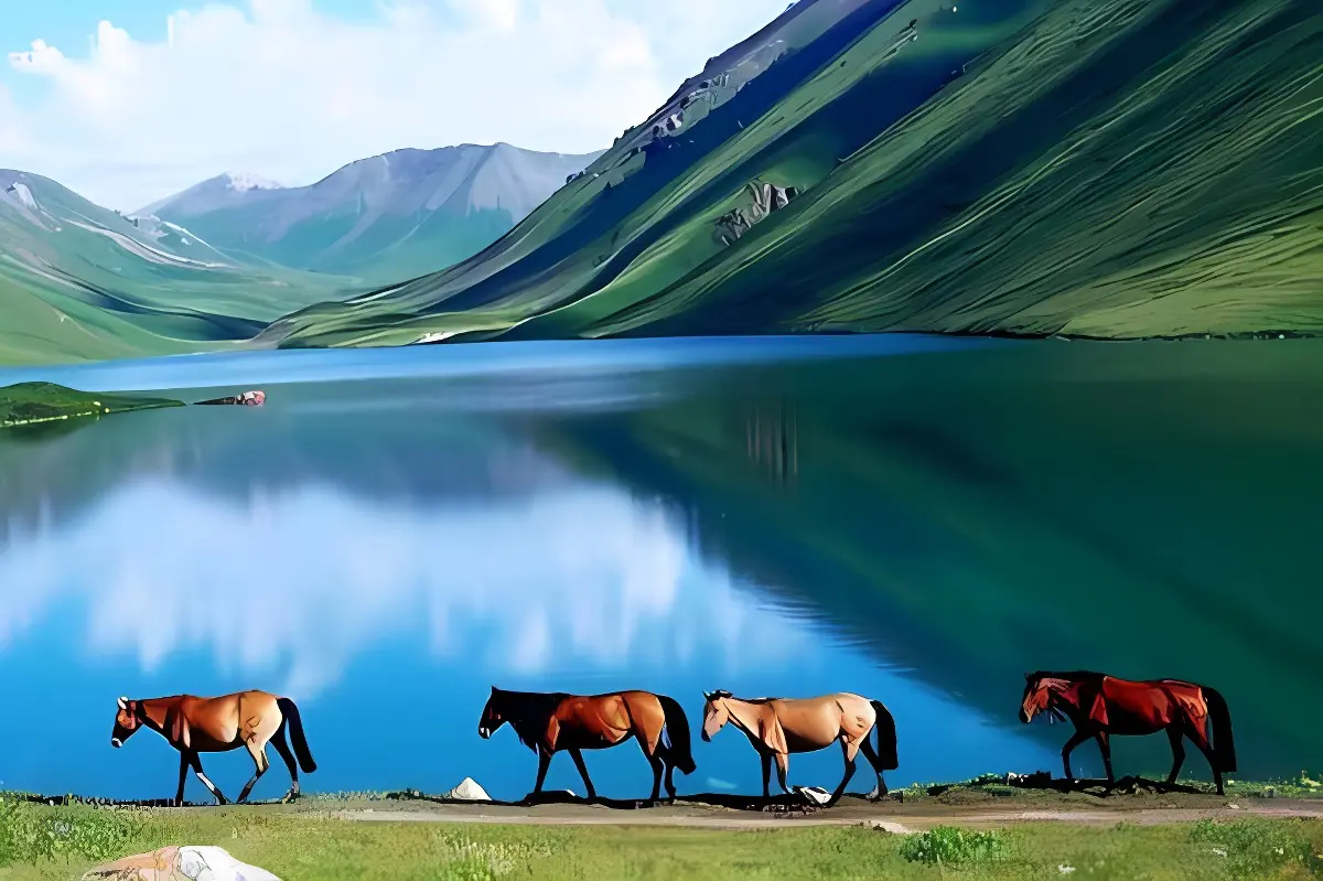 这是一幅风景画，画中有五匹马在绿色山坡上行走，背景是宁静的湖水和连绵起伏的山丘。色彩鲜艳，景色宁静美丽。