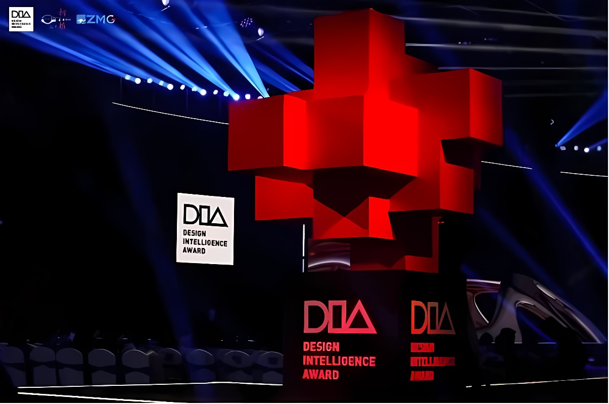 这张图片展示了一个颁奖典礼的舞台，舞台上有一个巨大的红色立体十字形结构，旁边有设计智能奖的标志。舞台灯光照明，气氛热烈。
