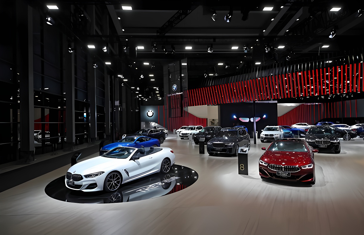 这是一家现代汽车展厅，内有多辆高端汽车陈列，展厅装饰现代化，以黑色和红色为主色调，灯光照明下车辆熠熠生辉。