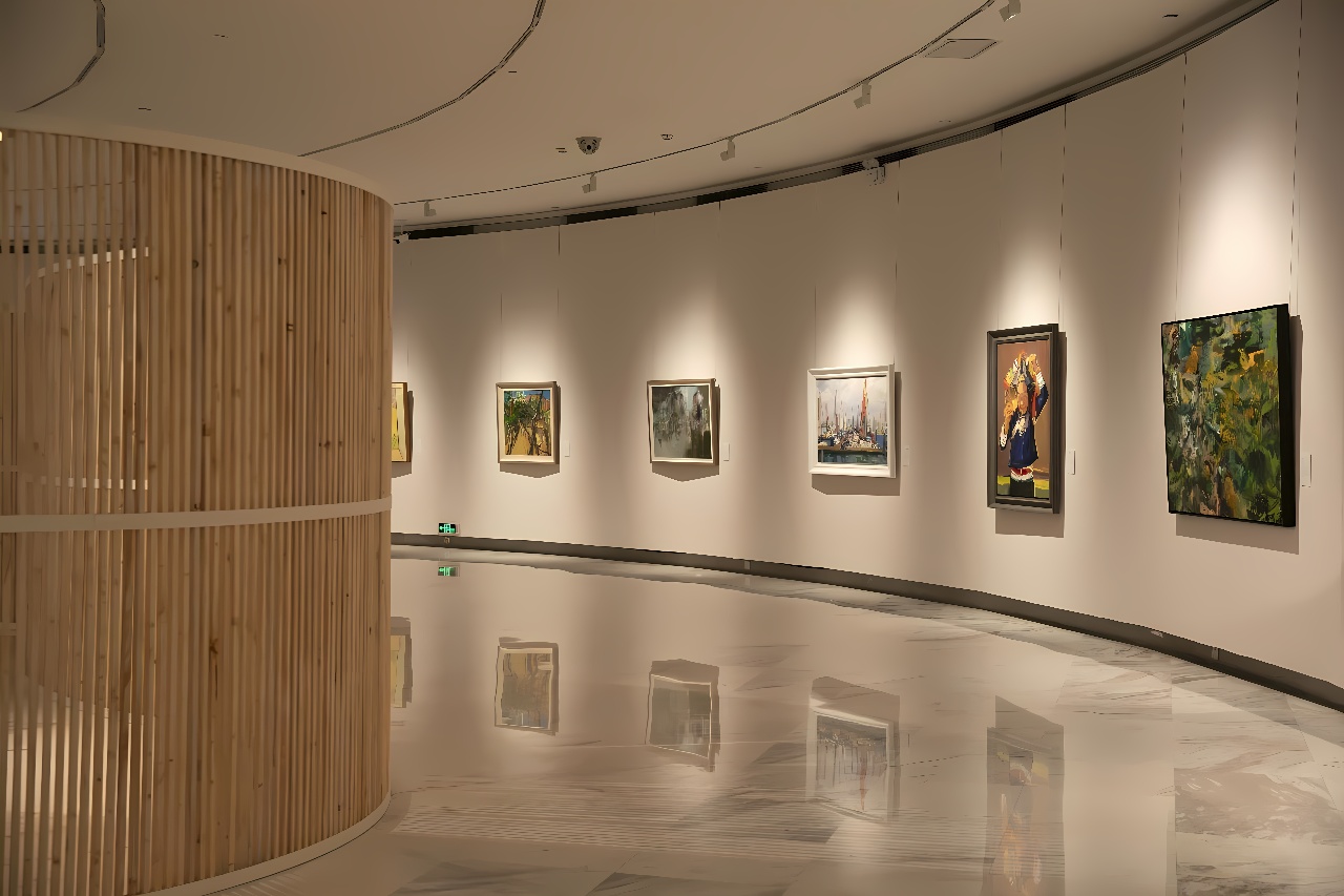 这是一间展览厅内部，墙上挂有多幅画作，展厅设计简洁现代，木质隔断增添温馨感，地面光滑反射画作。