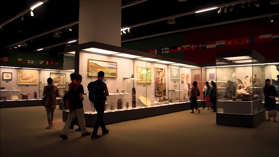 图片展示了几位参观者在博物馆内观看展出的各类艺术品和文物，墙上挂有不同国家的国旗。