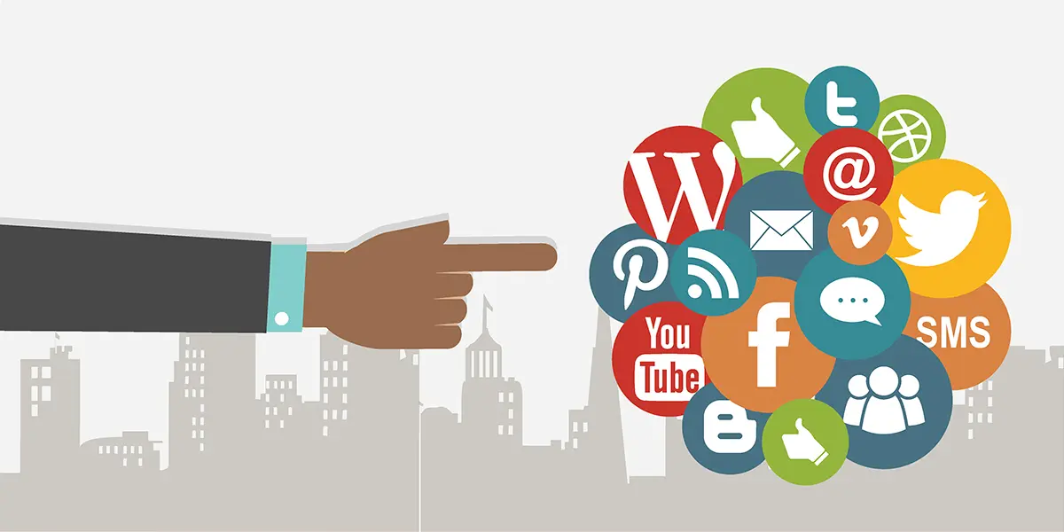 一只手指向包含多个社交媒体图标的彩色气泡，背景是灰色城市轮廓。图示可能表示社交媒体在现代生活中的重要性。
