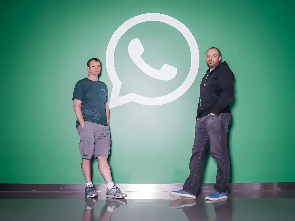 图片展示两位男士站在带有WhatsApp logo的绿色背景前，一位穿短裤，另一位穿长裤，都显得轻松自在。