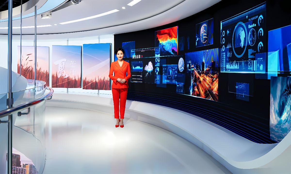 图片展示一位穿着红色套装的女士站在现代化的演播室内，周围是高科技屏幕展示各种图像和数据。