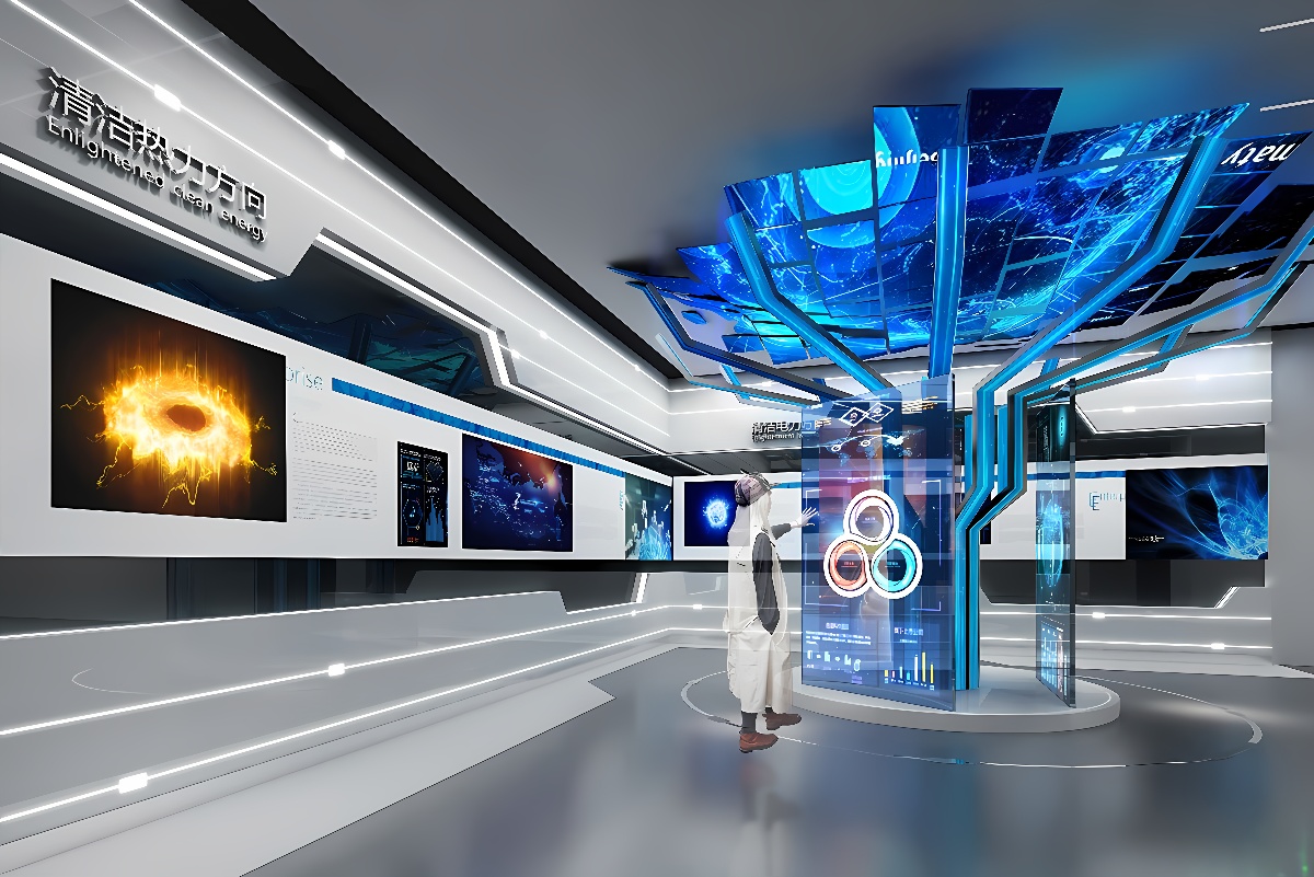 这是一张现代科技展览馆的图片，里面有一位参观者正在观看展示的多媒体信息。展馆设计现代，以蓝白色调为主。
