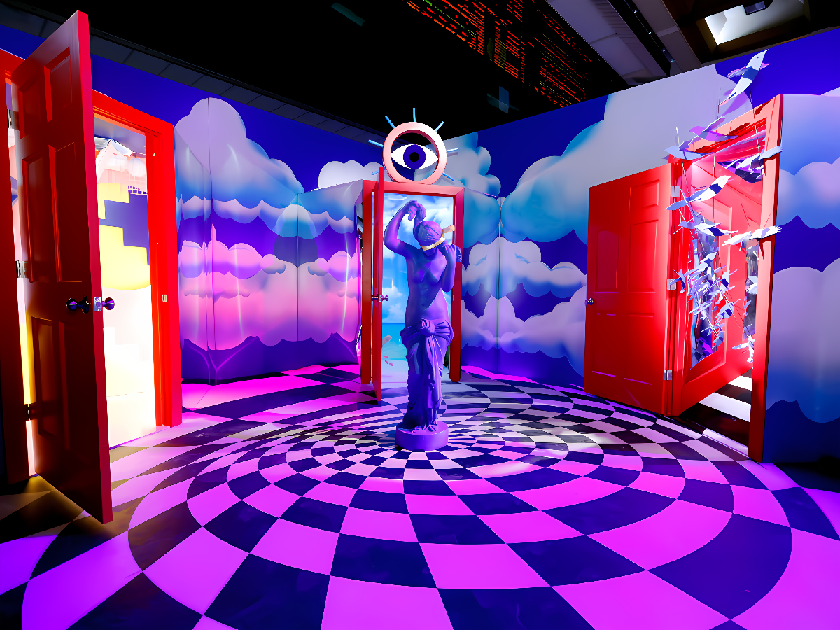 图片展示了一间色彩鲜艳的房间，地板是黑白格子，中间站着一个戴着眼镜的人形物体，周围有抽象的云朵和门。