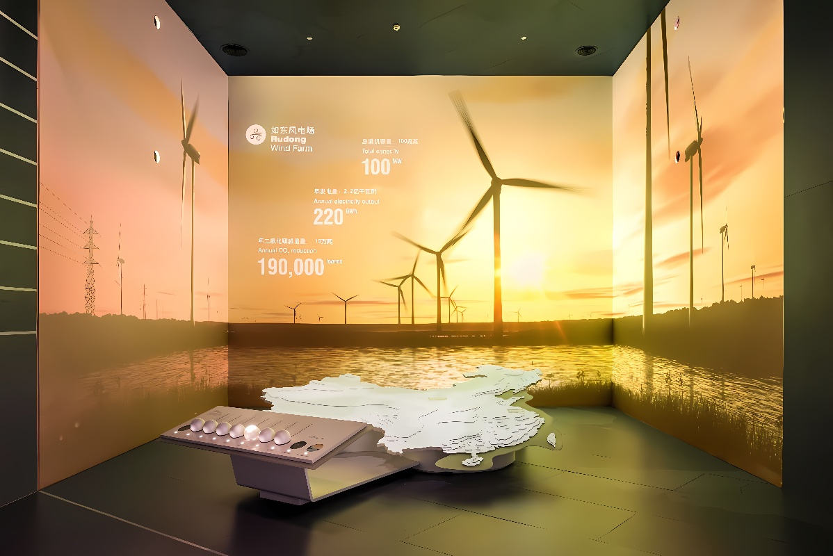 图片展示了一个模拟控制室内的风力发电场景，墙壁上显示数据，地面有控制台和风力涡轮机模型。