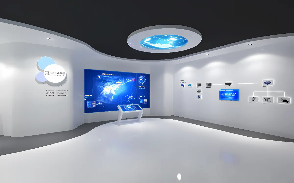 这是一个现代化的展览室，墙上有多个互动式显示屏，中央有展示台，整体设计科技感强，色调以白色为主。