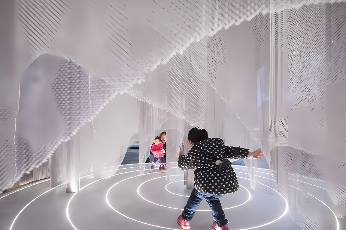 图片展示了两个孩子在一个现代艺术装置中玩耍，装置由白色线条构成，营造出抽象而梦幻的空间氛围。