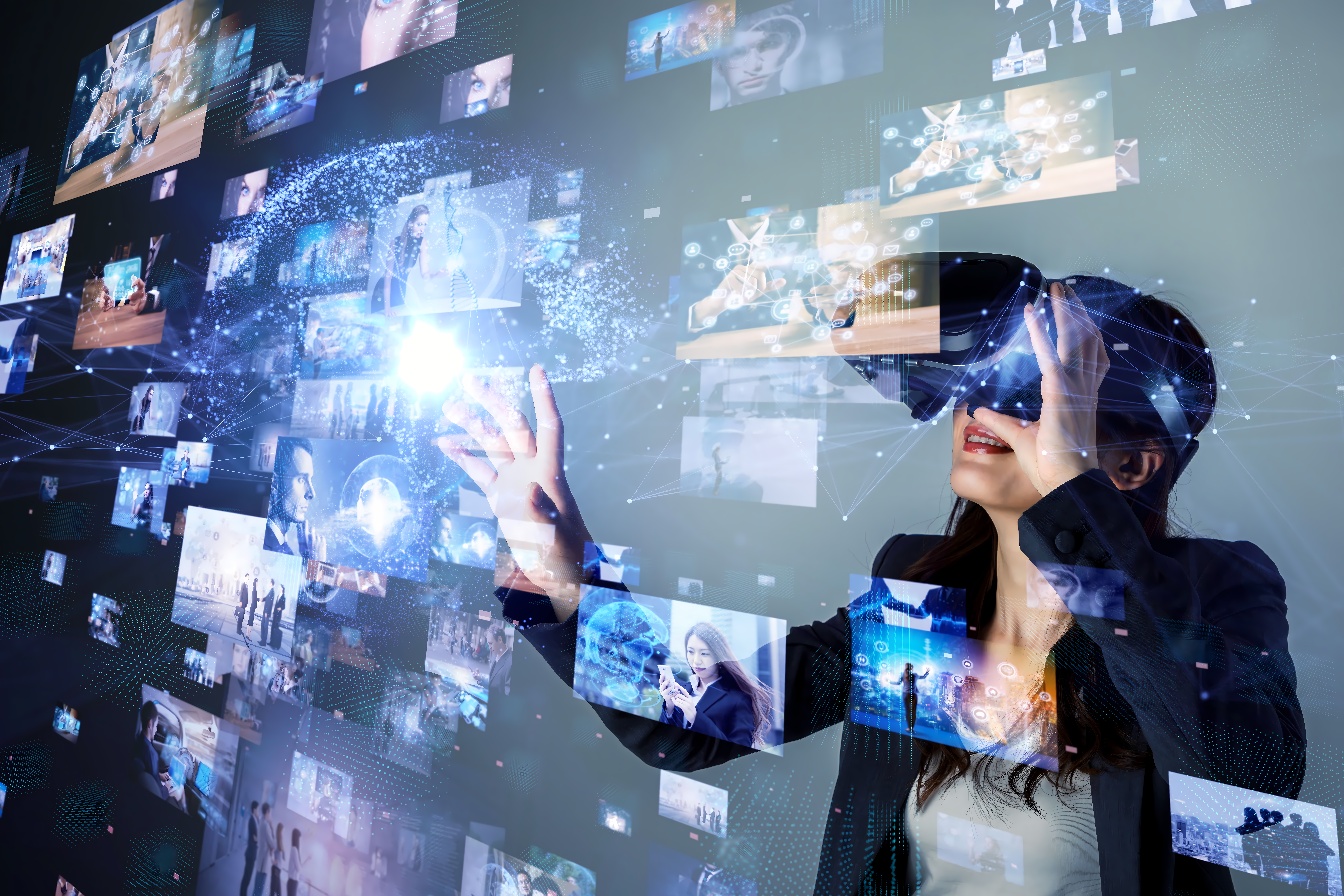 图片展示一位女性佩戴虚拟现实头盔，伸手触摸前方浮现的多个悬浮屏幕，屏幕显示不同的图像和数据。