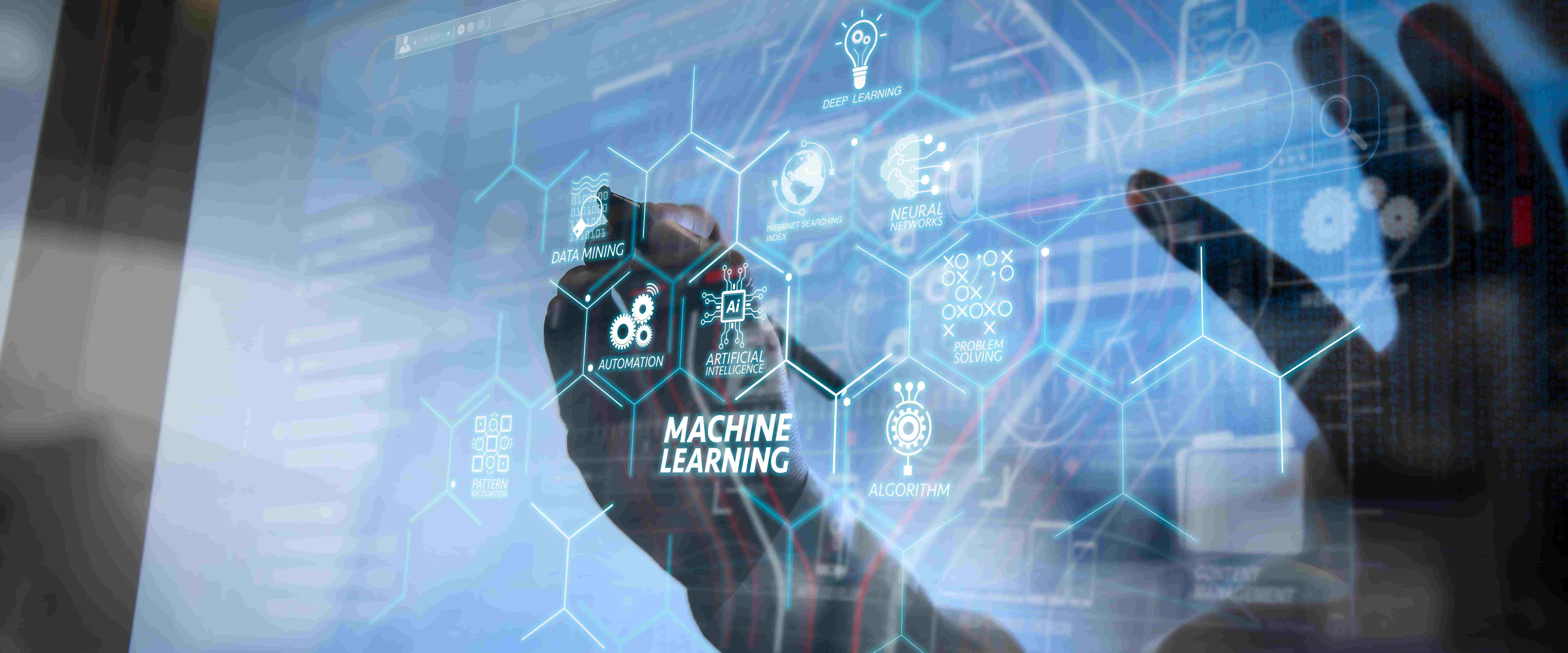 图片展示一只手触摸着充满图标和英文术语的虚拟屏幕，中心写着“机器学习”，体现现代科技与人机交互。