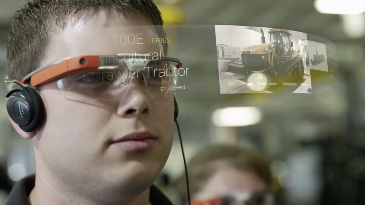 图片展示一位佩戴着带有透明显示屏的高科技眼镜的男士，眼镜上显示着一些关于拖拉机的技术信息。