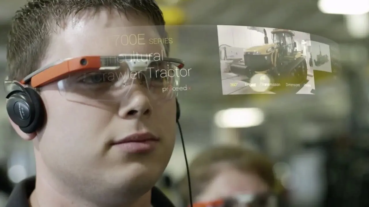 图片展示一位佩戴着高科技眼镜的男士，眼镜显示出农用履带拖拉机的信息，可能是在进行虚拟培训或操作指导。