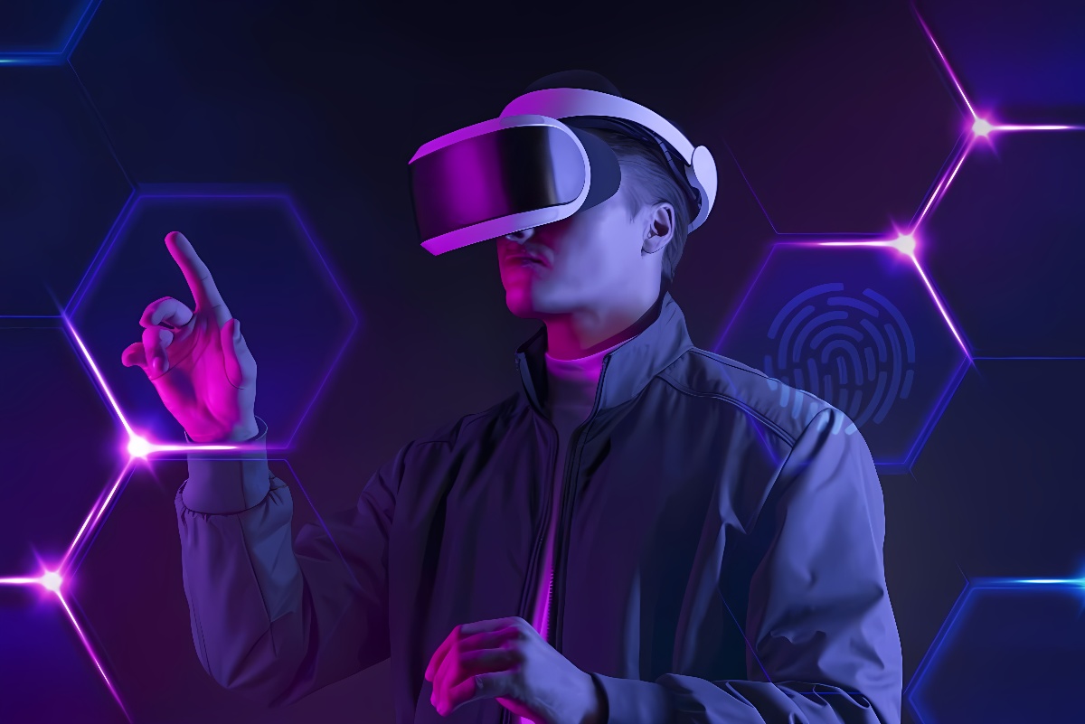 图片展示一位佩戴虚拟现实头盔的人，正在体验VR技术，周围是六边形图案和紫蓝色调的科技感背景。