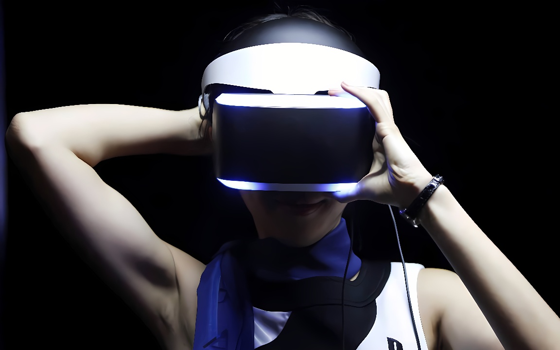 图片展示了一位佩戴头戴式虚拟现实(VR)设备的人，正处于黑暗背景下，VR设备发出蓝色光芒。