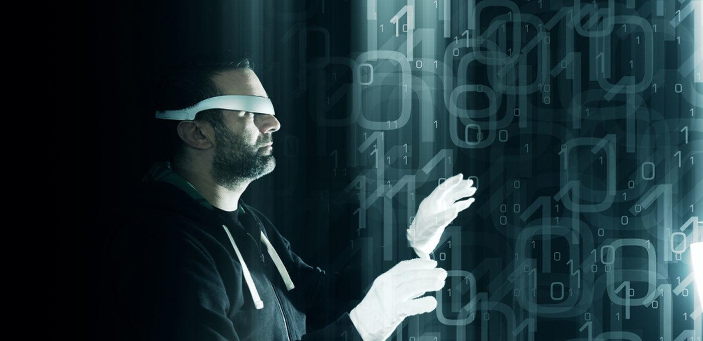 图片展示一位佩戴头戴式设备的男性，似乎在进行虚拟现实互动，身前是由数字构成的虚拟界面。