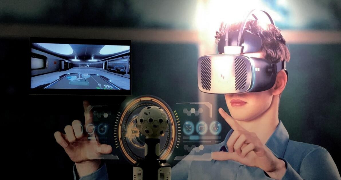 图片展示一位佩戴虚拟现实头盔的人，正通过手势与一个虚拟界面互动，背景有显示屏幕，科技感十足。