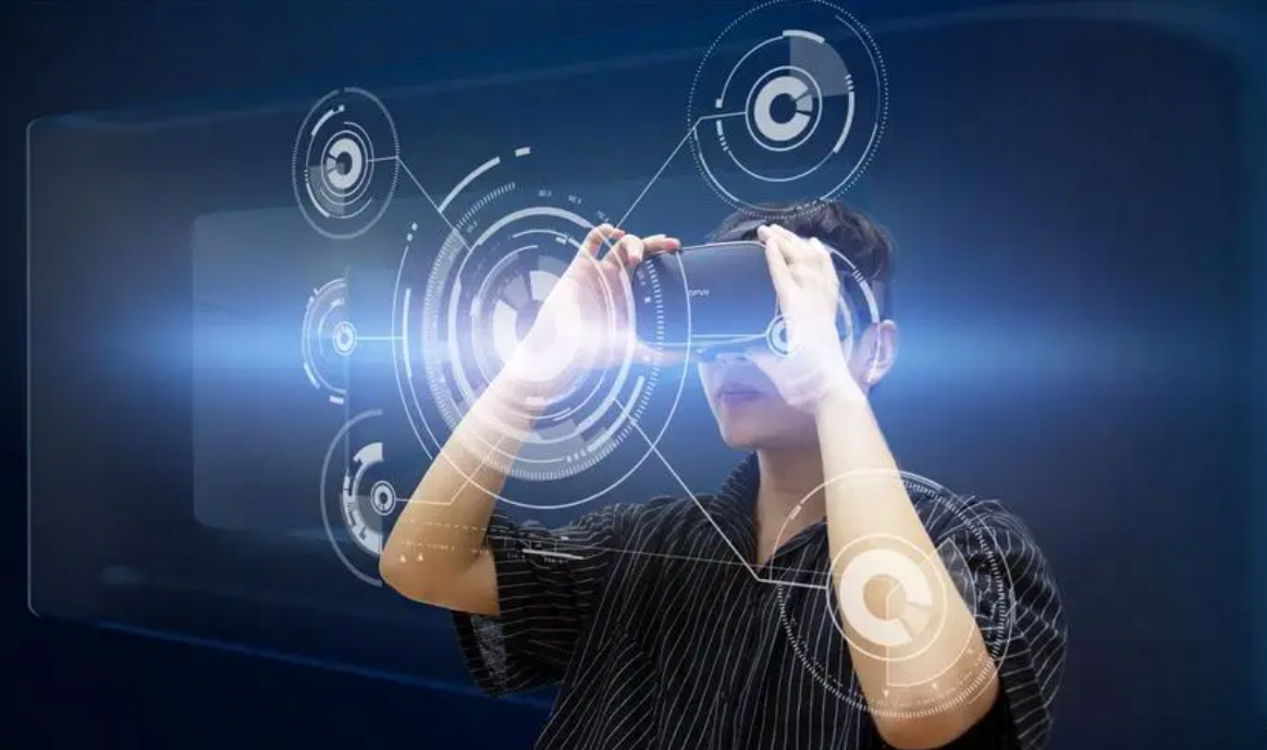 图片展示一位男士戴着虚拟现实眼镜，前方出现多个高科技界面和图标，表现出现代科技与虚拟互动的概念。