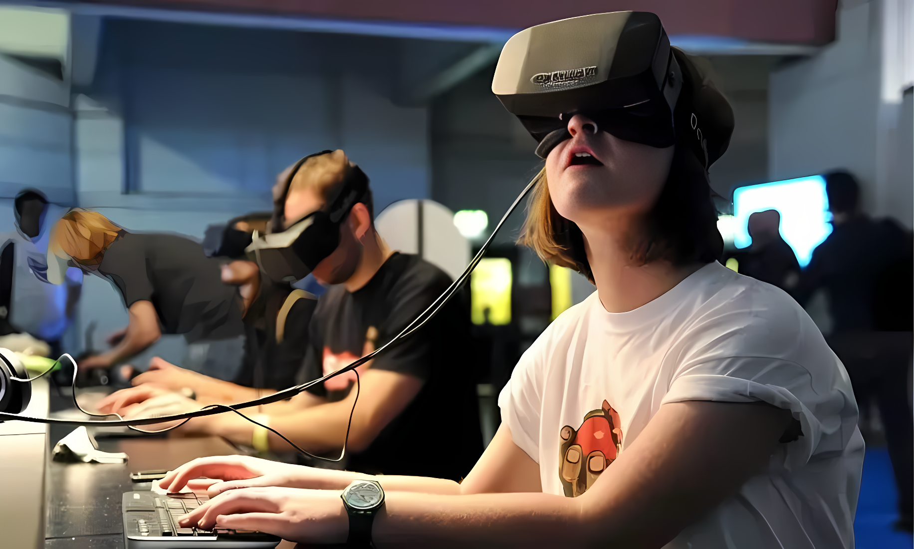 图片中几人戴着虚拟现实头盔，专注体验VR技术。背景模糊，显现科技活动氛围。其中一人正操作键盘。