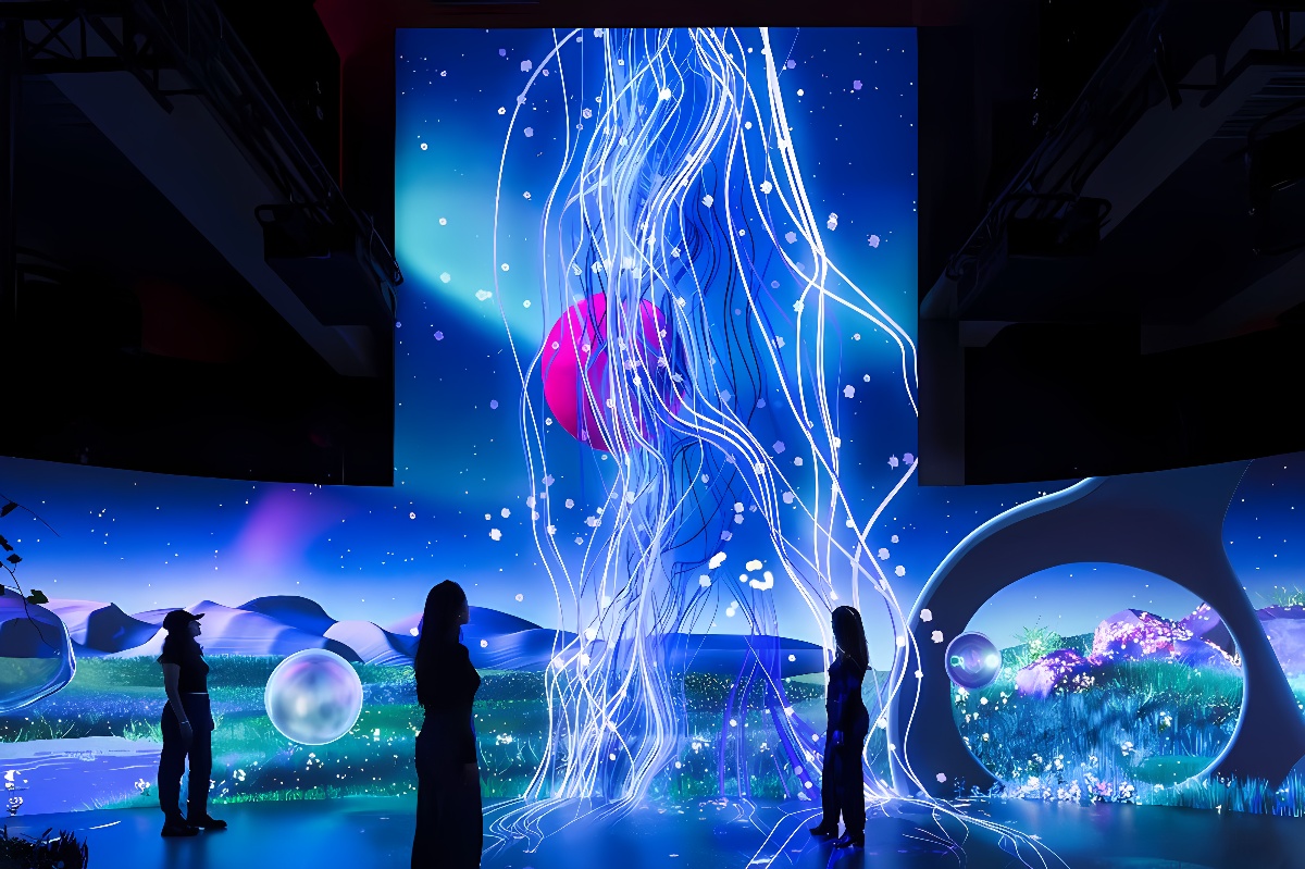图片展示了几位观众在欣赏一场光影艺术展，色彩斑斓的视觉效果与抽象图案营造出梦幻般的观感体验。