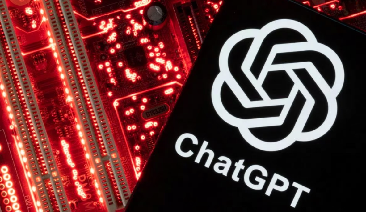 图片展示了一块带有红色灯光的电路板，上面放着一个显示ChatGPT标志的平板电脑，体现了人工智能与硬件技术的结合。