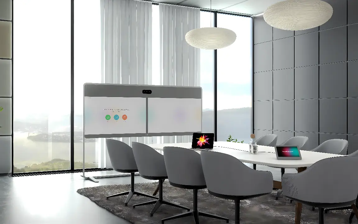 图片展示了一个现代会议室，内有长会议桌、多把椅子和一块电子显示屏，外面是山景，采光好，设计简洁。