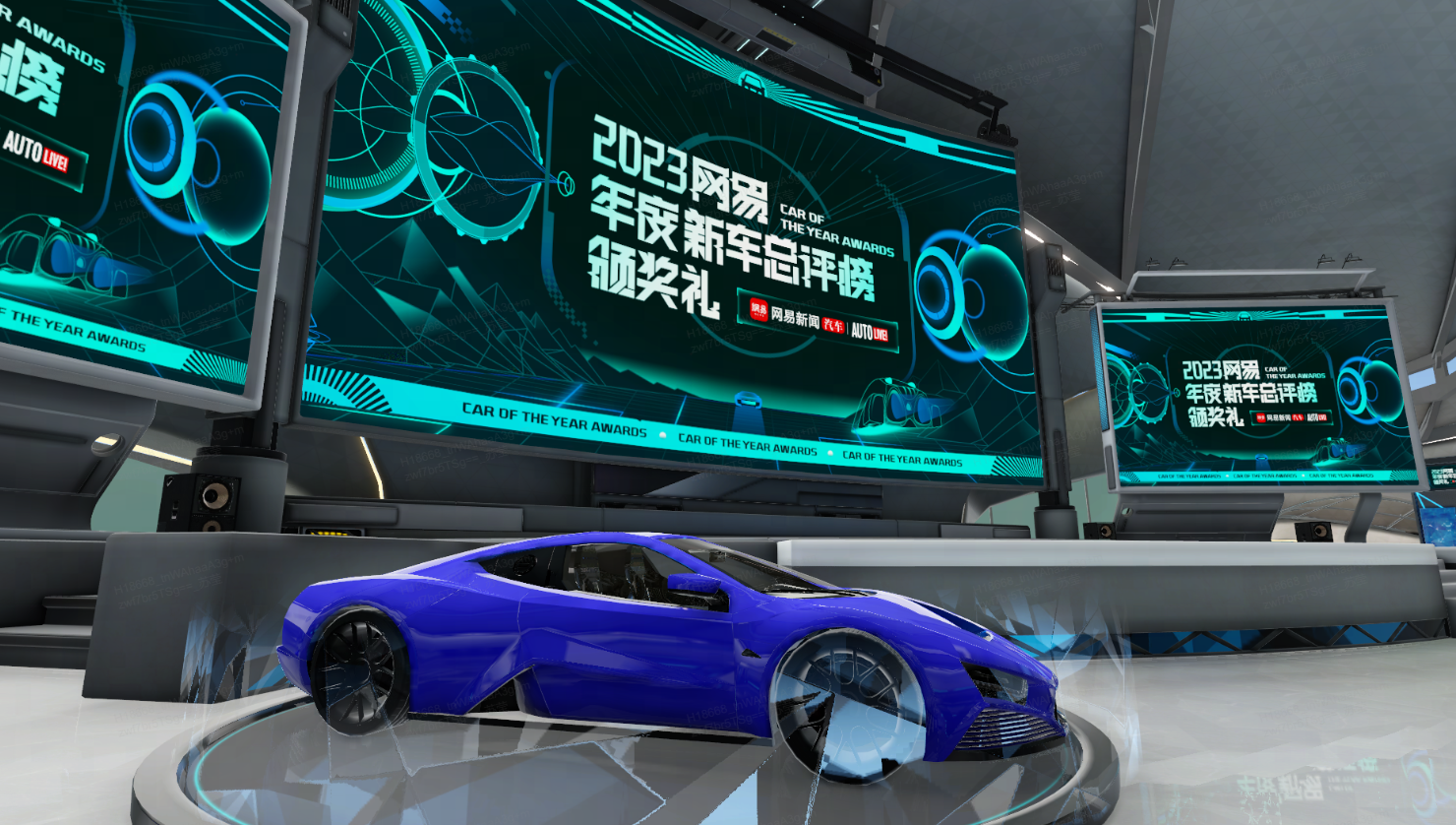 图片展示了一款蓝色的未来感跑车，置于一个带有多个高科技屏幕的现代展示厅内，屏幕显示着2023年的文字。