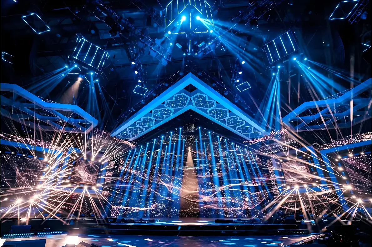 这张图片展示了一个现代化的舞台，舞台上装饰着炫目的灯光和激光效果，营造出高科技感和未来感的氛围。