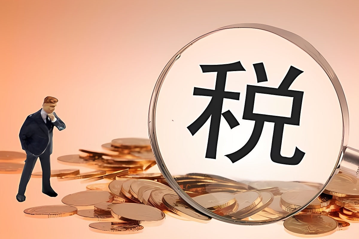 图片展示了一个西装打扮的小人偶正站在一些金币旁，通过放大镜看着中文“富”字，背景是橙色渐变。