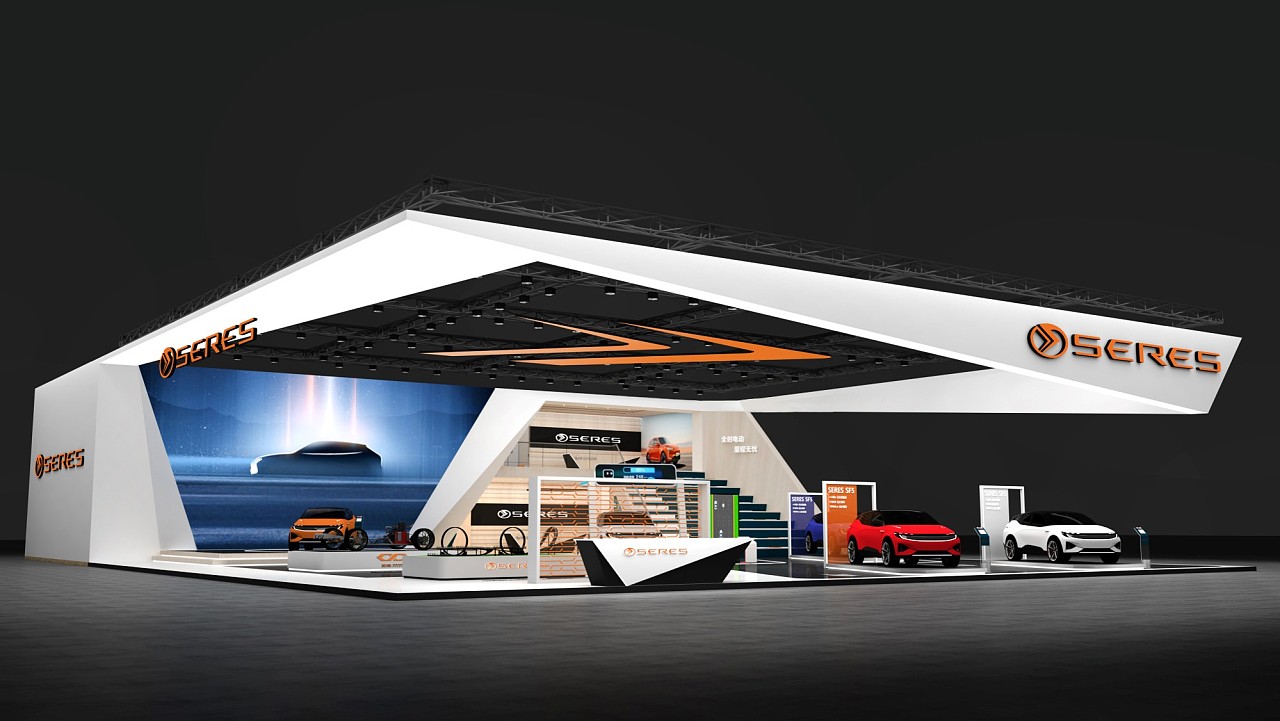 这是一张汽车展览会的图片，展示了一个现代化的展台，上面有几辆不同款式的汽车和品牌标识。
