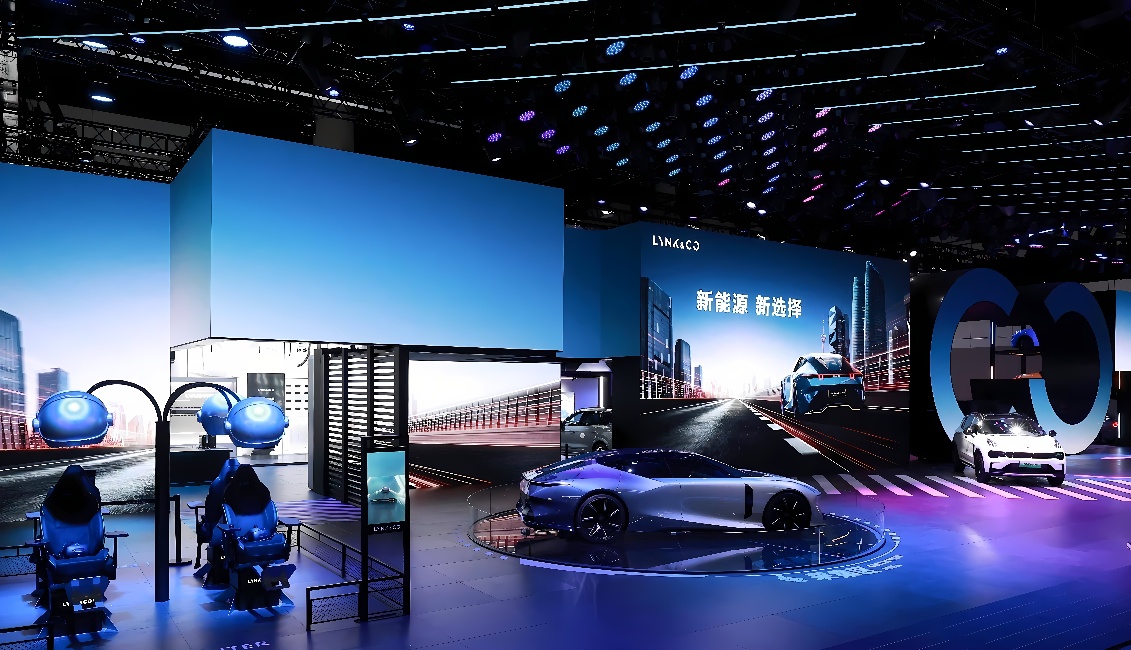 这是一张车展的照片，展示了几辆概念车和现代展台，有屏幕显示信息，场地灯光昏暗，科技感强烈。