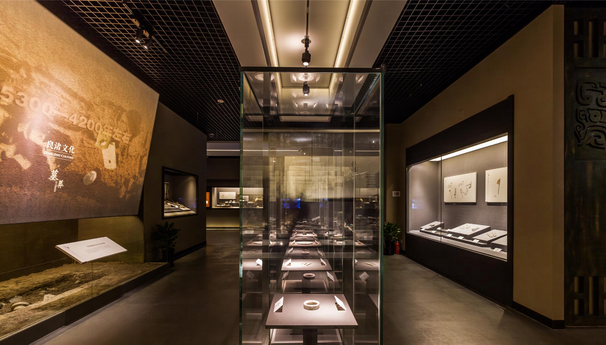这是一家展示古董或珠宝的博物馆或商店内部，有展示柜呈现各种展品，环境显得高端典雅。
