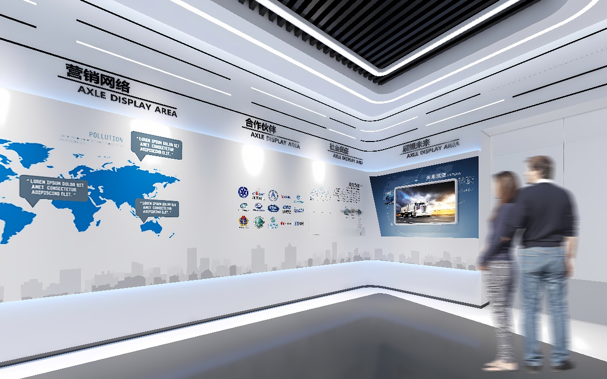 图片展示了两人参观现代展览厅，墙上有世界地图和信息图表，展示区域整洁，设计现代，以白色为主色调。