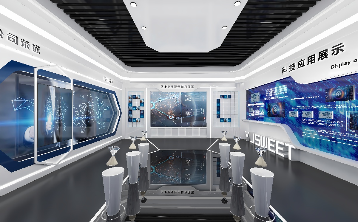 这是一个现代化的控制室或展示中心，内有多个屏幕和交互式显示设备，墙上有中英文标识，设计科技感强。