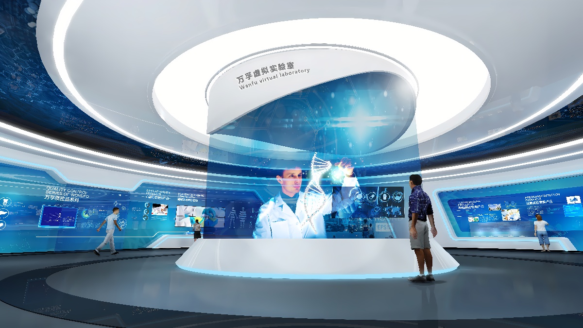 这是一张展示未来科技展览馆内部的图片，中央有一个全息投影，周围人们在观看和互动。整体设计现代，科技感强烈。