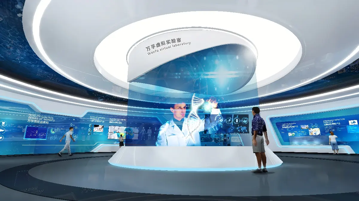 图片展示了一个现代化的展览厅，中央有一个全息投影展示，周围是互动屏幕和参观者。整体科技感强，未来风格。