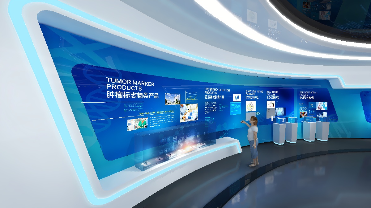 图片展示了一个现代化的展览厅，墙面上有蓝色的展板，展示着肿瘤标志物产品信息，一位观众正在仔细查看。