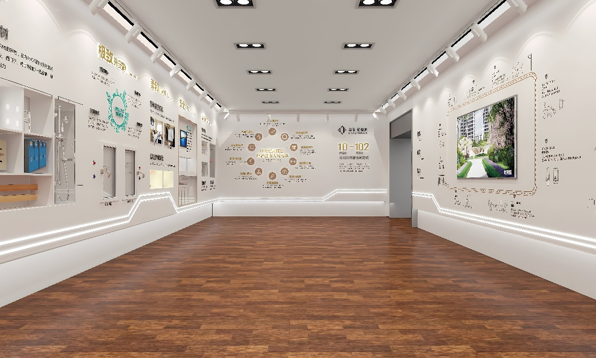 这是一间现代风格的展览厅，墙面装饰有图文信息，中间是宽敞的木质地板，整体色调明亮，给人干净、专业的感觉。