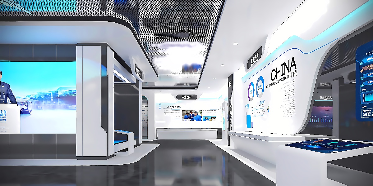 这是一张展示现代科技风格展览厅的图片，内有屏幕和互动设备，整体色调以白色和蓝色为主，显得未来感十足。