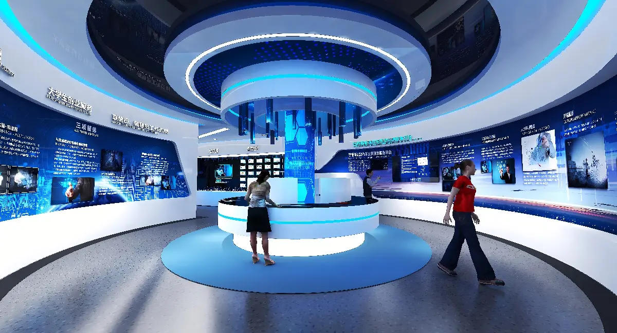 这是一张现代感的展览馆内部照片，有两位参观者，展馆内装饰以蓝色为主，灯光照明，科技感强烈。