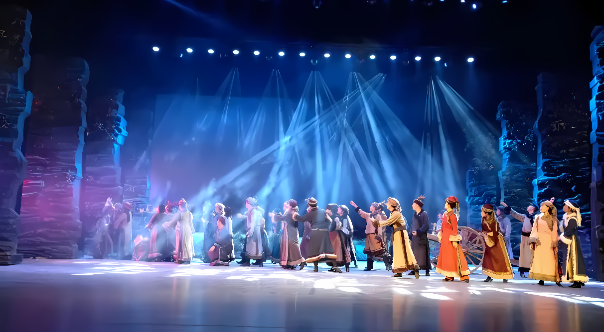 图片展示了一场舞台剧的精彩场景，众多演员身着各式服装，在灯光效果映衬下，正全神贯注地表演。