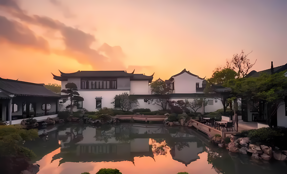 图片展示了一座具有中国传统建筑风格的园林，池塘倒映着建筑，天空呈现出橙紫色的晚霞。