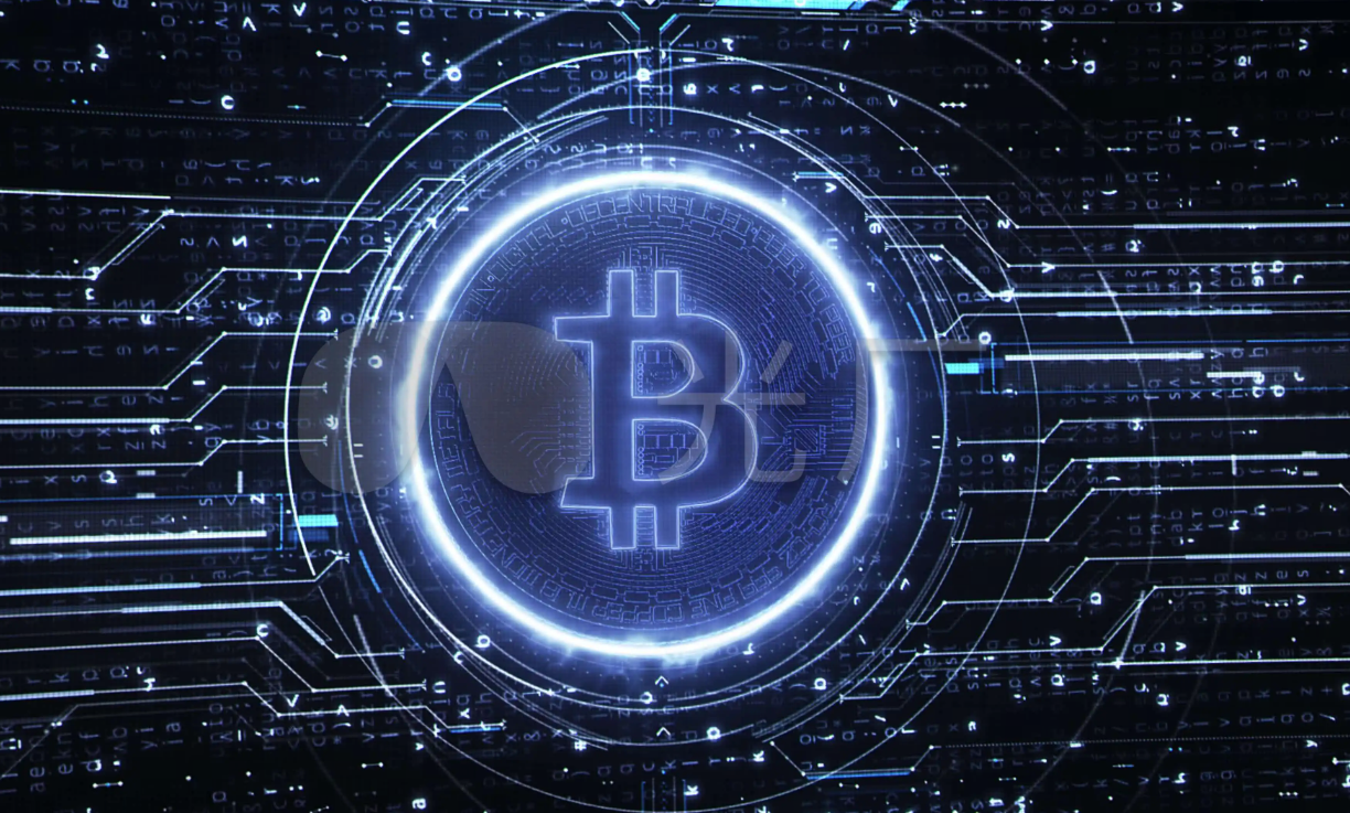 这是一张比特币符号的图片，背景是充满数字和代码的蓝色数字化界面，体现了加密货币和区块链技术的概念。