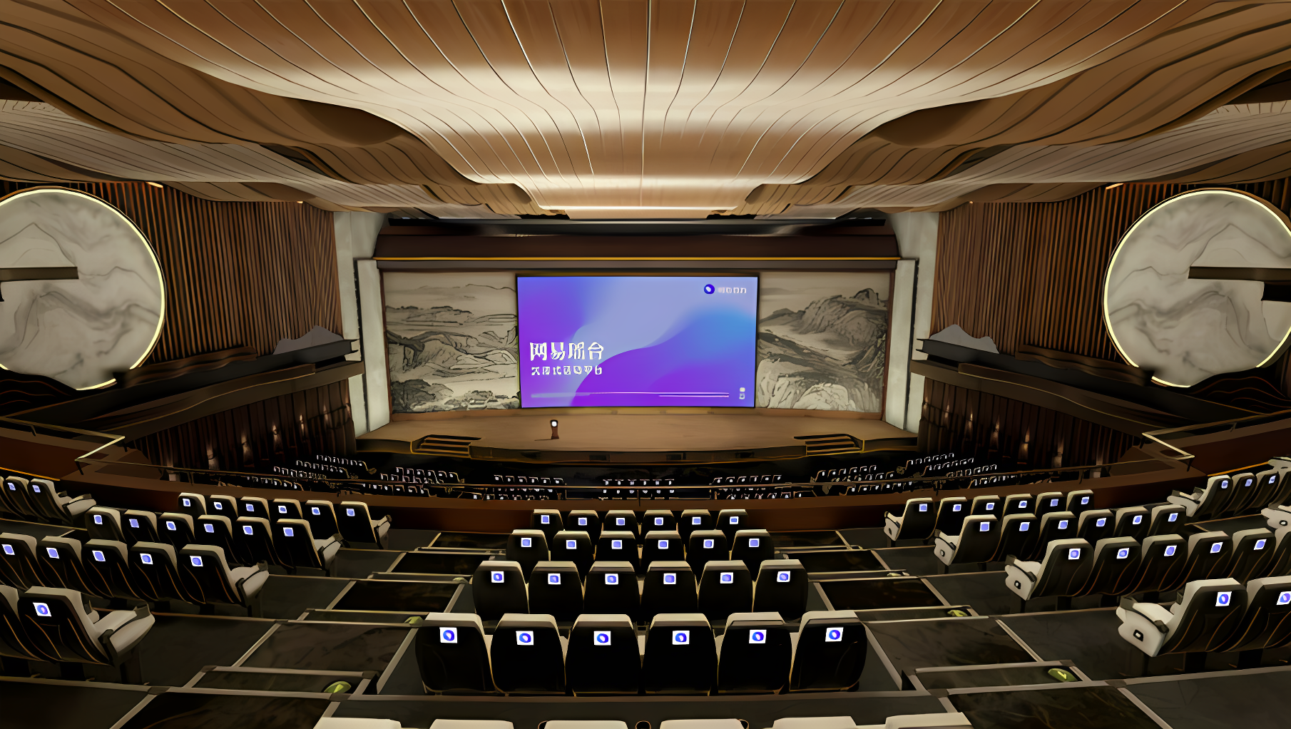 这是一张宽敞的现代会议室内部照片，设有多排座椅、一个讲台和一个大屏幕，墙面装饰有艺术雕塑。