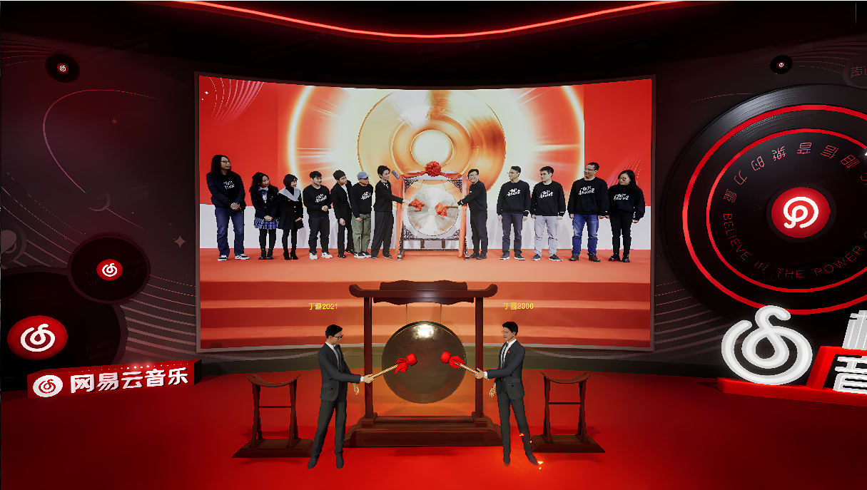 图片展示了一个现代风格的室内场景，中间有大屏幕，两人站在前方，周围装饰有中国传统元素和现代科技感。