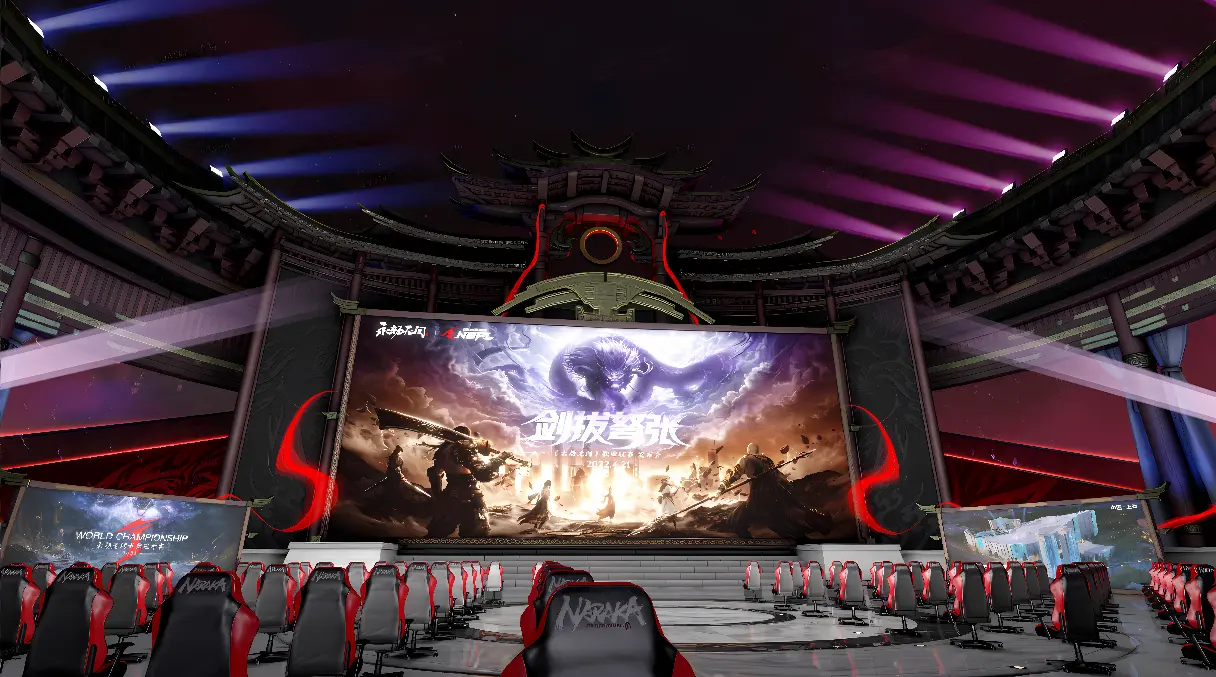 这是一张电子竞技赛事的现场照片，有排列整齐的电脑椅，大屏幕展示游戏画面，周围装饰有中国传统建筑风格。