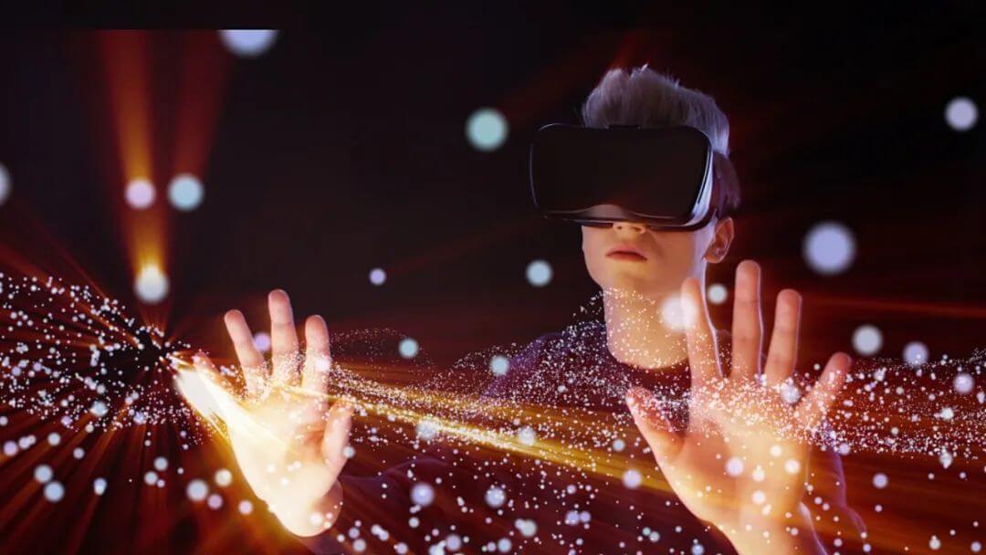 图片展示一位佩戴虚拟现实头盔的人，伸手触摸光点，身处于充满光线和粒子的虚拟空间中。