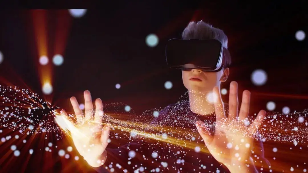 图片展示一位戴着虚拟现实头盔的人，伸手触摸光点，周围是光线与粒子构成的虚拟空间。