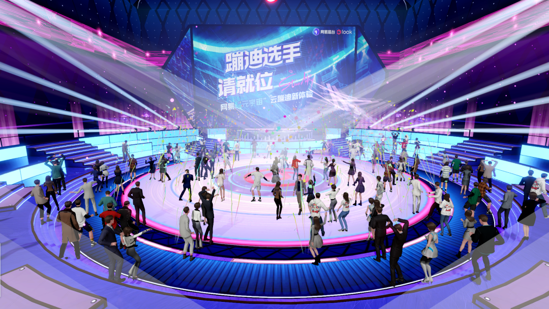 这是一张虚拟现实舞蹈比赛的图片，人们穿着VR设备跳舞，舞台上有大屏幕，周围是现代化的互动设施。